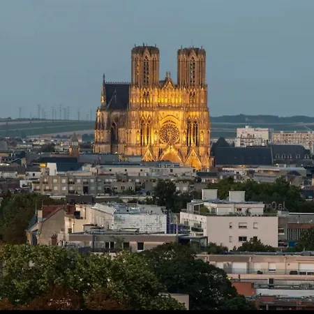 Family Cathedral View - Private Parking * Reims
